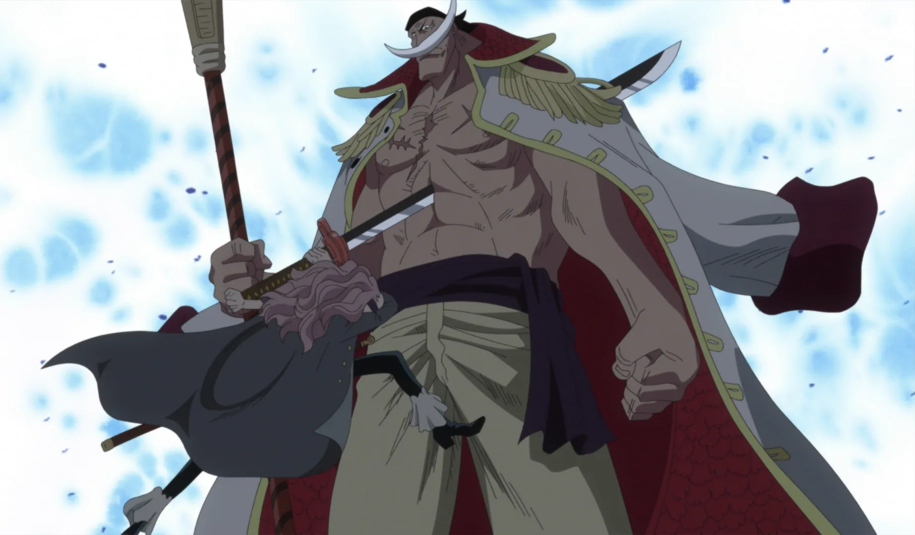 Barbablanca Edward Newgate de pie con el agujero en el pecho en Marineford One Piece