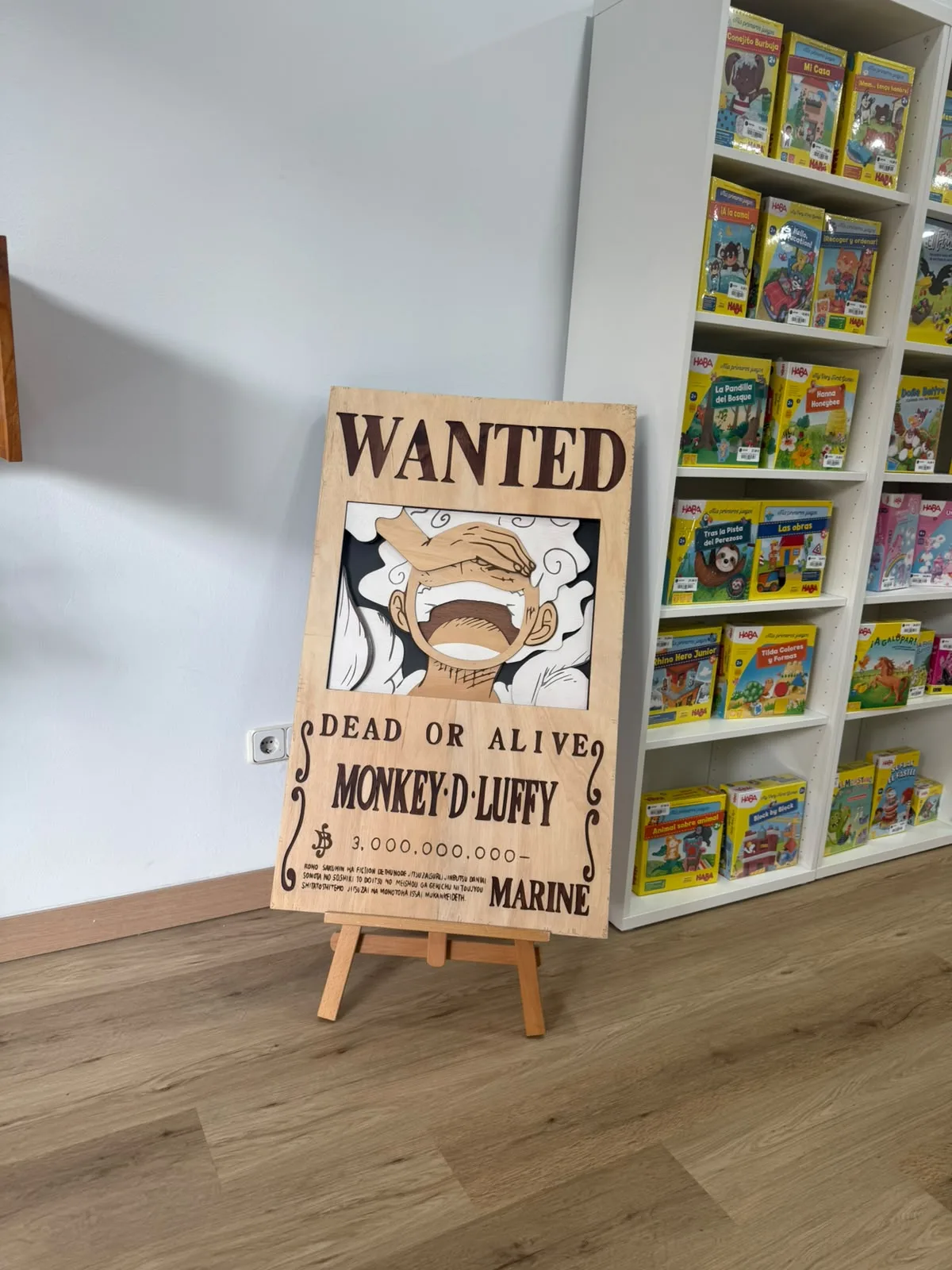 Cartel Wanted de madera de Luffy Gear 5 en Jupiter Juegos Valencia