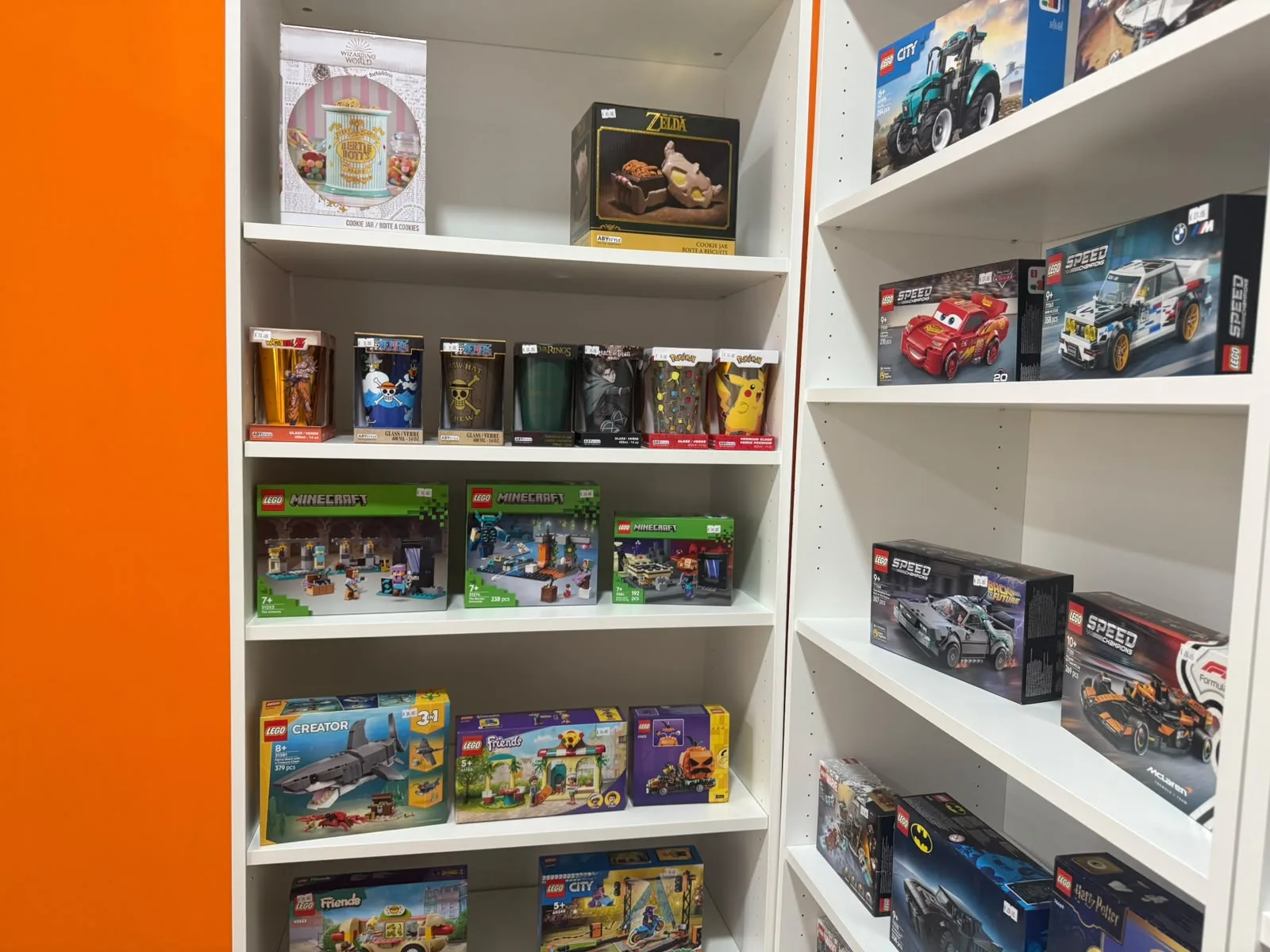 Estantería de sets Lego en Jupiter Juegos Valencia