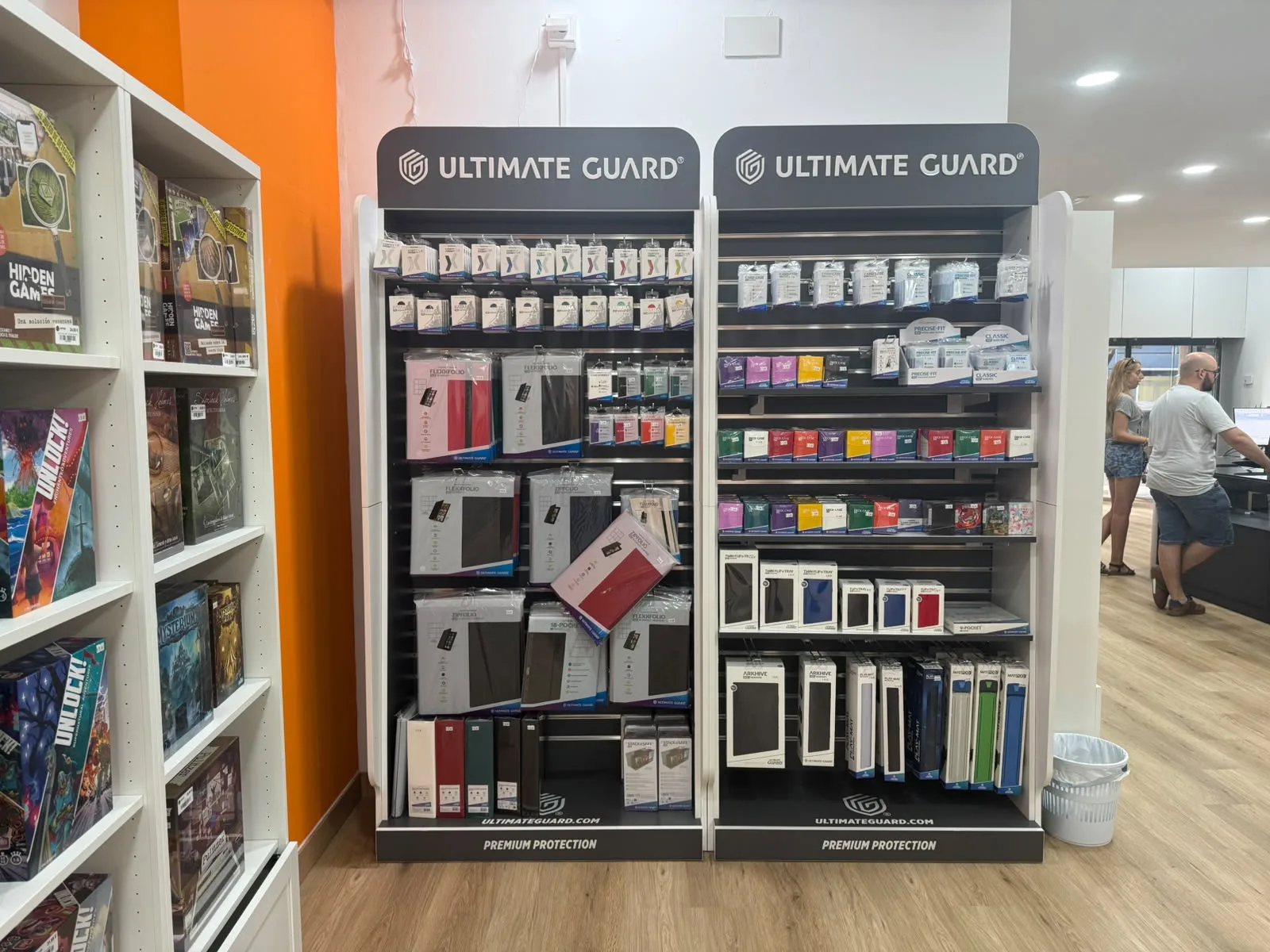 Expositor de accesorios Ultimate Guard en Jupiter Juegos Valencia