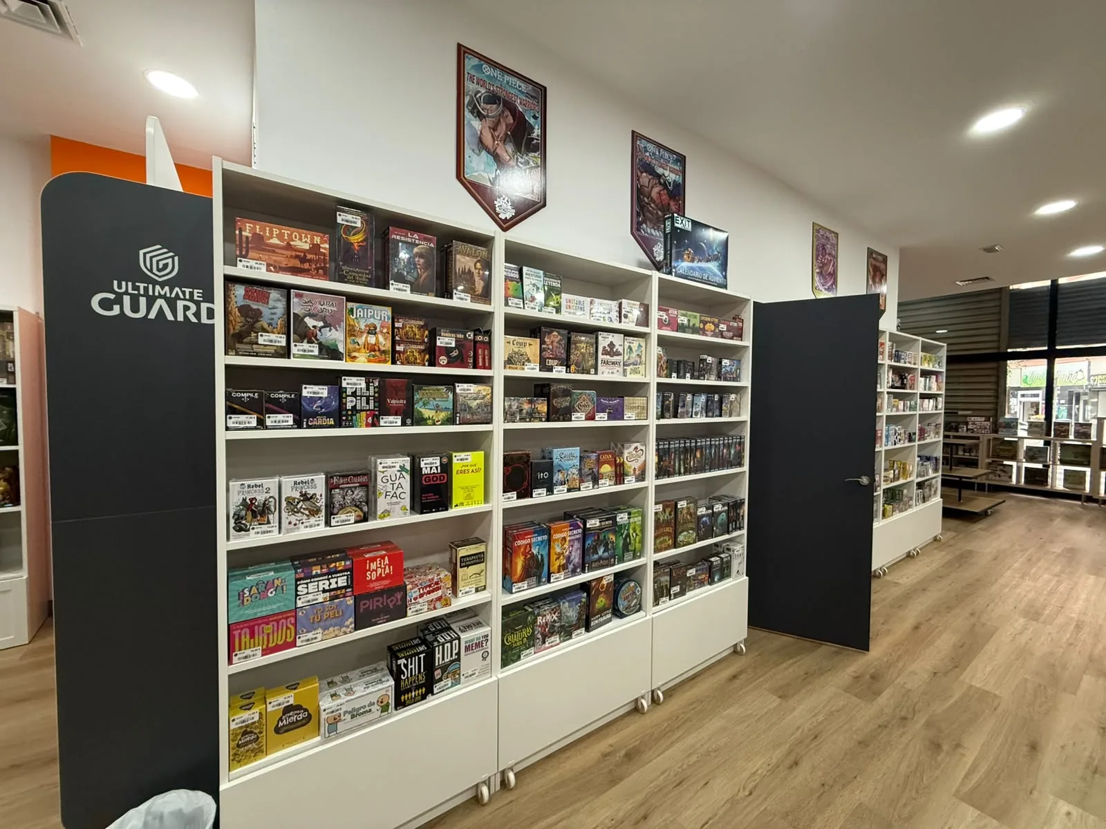 Interior de la tienda Jupiter Juegos en Valencia, zona de juegos de mesa