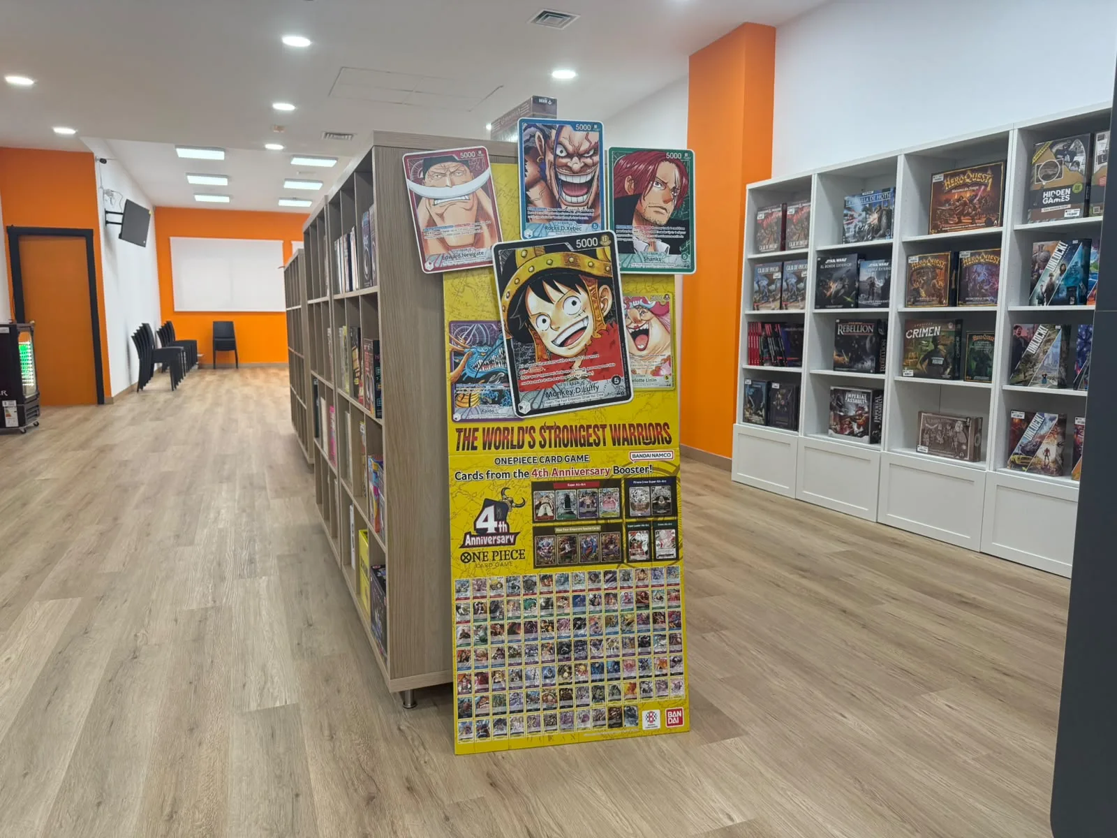 Standee promocional de OP-17 4th Anniversary en Jupiter Juegos Valencia